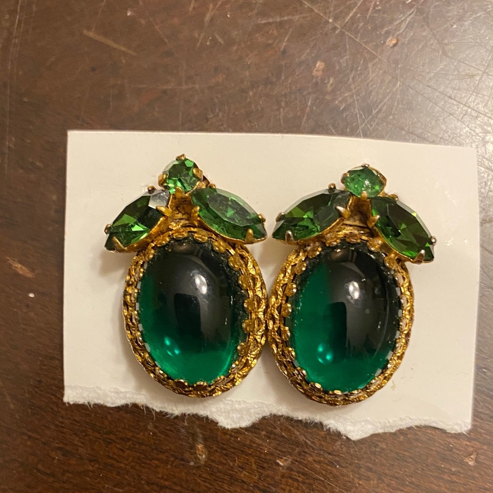 Elegant Regency Emerald Glass Cabochon Rhinestone clip Earrings
